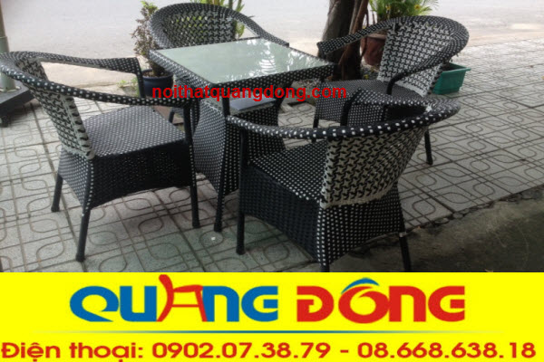 Bàn ghế giả mây QD-286 mang hai gam màu trắng đen từ sợi mây nhựa