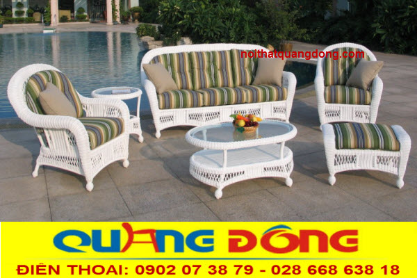Ghế sofa mây nhựa ngoài trời, mang cả phòng khách ra sân vườn.
