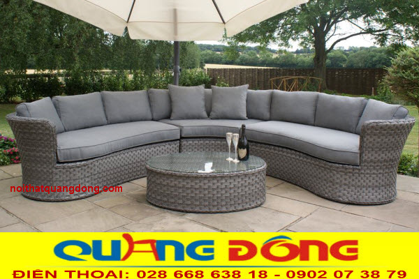Ghế sofa mây nhựa ngoài trời, mang cả phòng khách ra sân vườn.