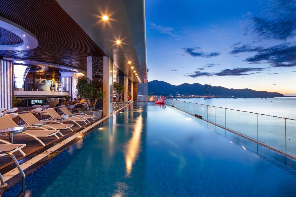 Horizon Nha Trang Hotel có view hồ bơi đẹp