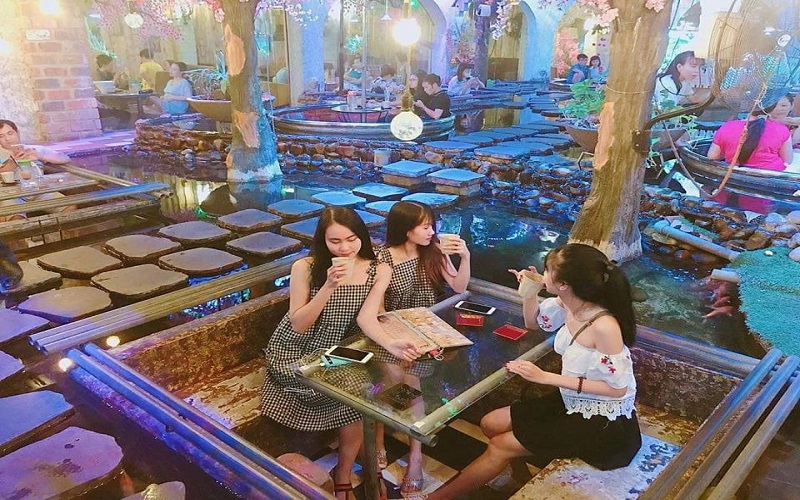 Oasis Cafe được nhận xét là một trong những quán cà phê đẹp tại TPHCM