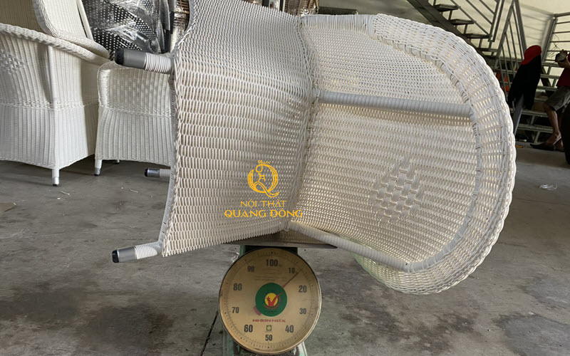 Chiếc ghế giả mây QD-2095 được cân thực tế ghi hình tại xưởng Nội thất Quang Đông