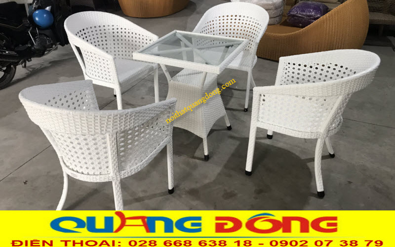 Bàn ghế giả mây QD-274 mang gam màu trắng tinh khôi từ sợi mây nhựa dẹp