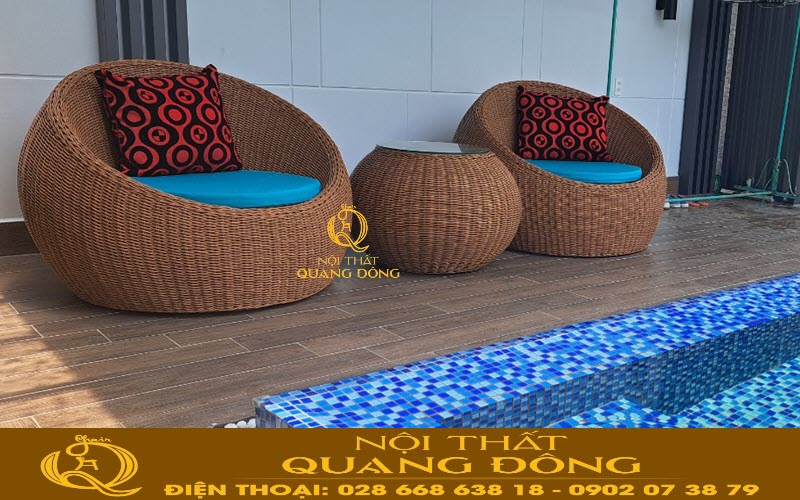 Bàn ghế hình trứng QD-306 được bày trí ven hồ bơi mang nét đẹp sang trọng và hiện đại