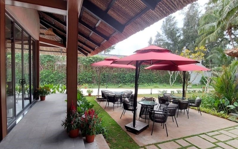 Các khu ngoài trời đều có mái hiên, kết hợp dù che mát tại Palace Long Hải Resort