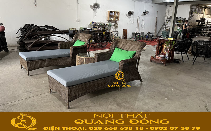 Những chiếc ghế nằm hồ bơi giả mây được hoàn thiện tại xưởng của Nội Thất Quang Đông