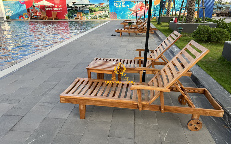 Ghế nằm hồ bơi hiện đại trên chất gỗ teak