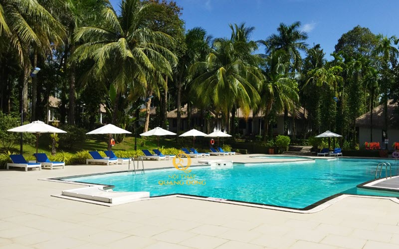 Khuôn viên bể bơi tại L’Azure Resort and Spa Phú Quốc
