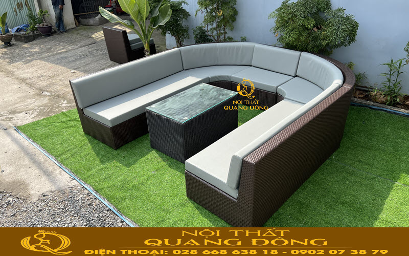 Sofa mây nhựa có kích thước khá rộng dành phù hợp cho không gian sân vườn