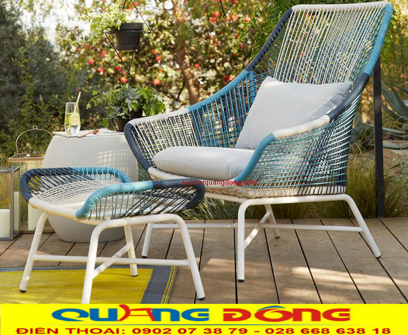 Ghế nhựa giả mây sang chảnh cùng sân vườn biệt thự