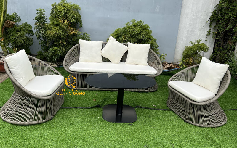 Biến sân thượng thành không gian thư giãn với bàn ghế mây nhựa