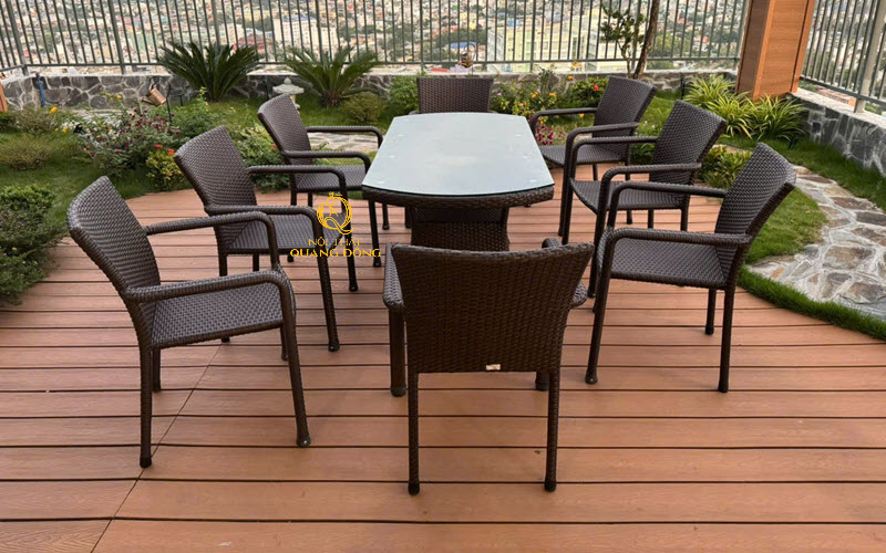 Bàn ghế giả mây sử dụng chất liệu bền bỉ, ngay cả khi sử dụng ngoài trời