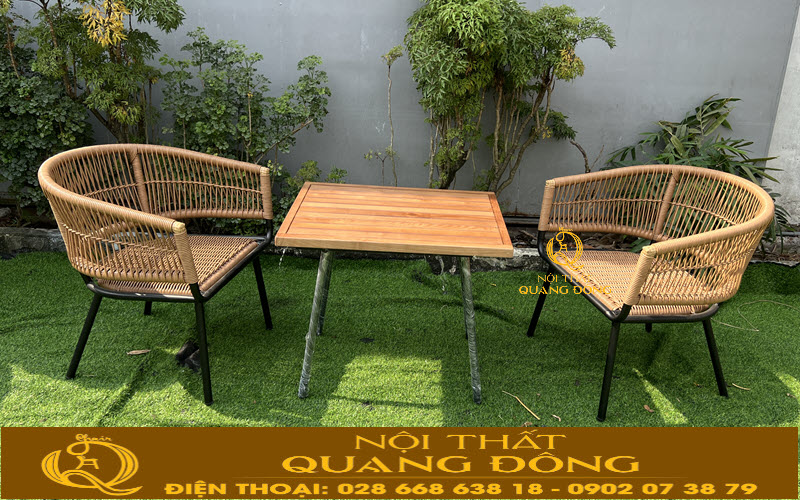 Bàn ghế giả mây QD-2101 sử dụng 2 ghế và 1 bàn dành cho không gian ban công, góc sân vườn