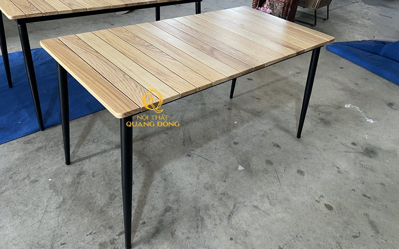 Bàn ghế giả mây QD-2106 làm bằng gỗ lắp ghép các thanh gỗ lại nhau