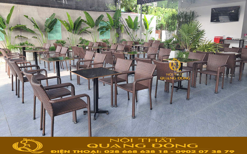 Bàn ghế giả mây QD-326 sử dụng 4 ghế và 1 bàn cho mô hình cafe