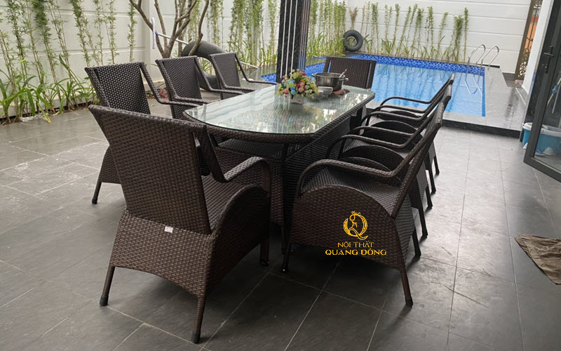 Bàn ghế giả mây QD-2076 sang trọng bên cạnh hồ bơi