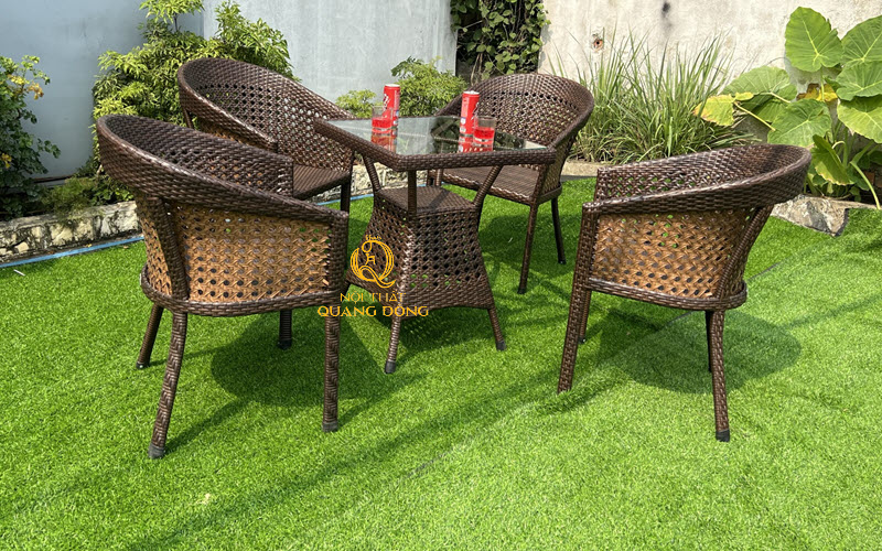 Bàn ghế mây nhựa với kiểu đan mắt cáo thông thoáng, hiện đại