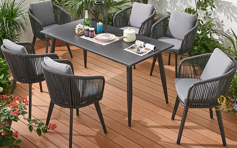 Bàn ghế mây nhựa tạo điểm nhấn cho không gian ngoài trời