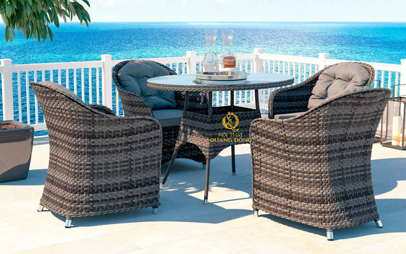 Bàn ghế giả mây sử dụng khung nhôm bền bỉ, không bị cong vênh