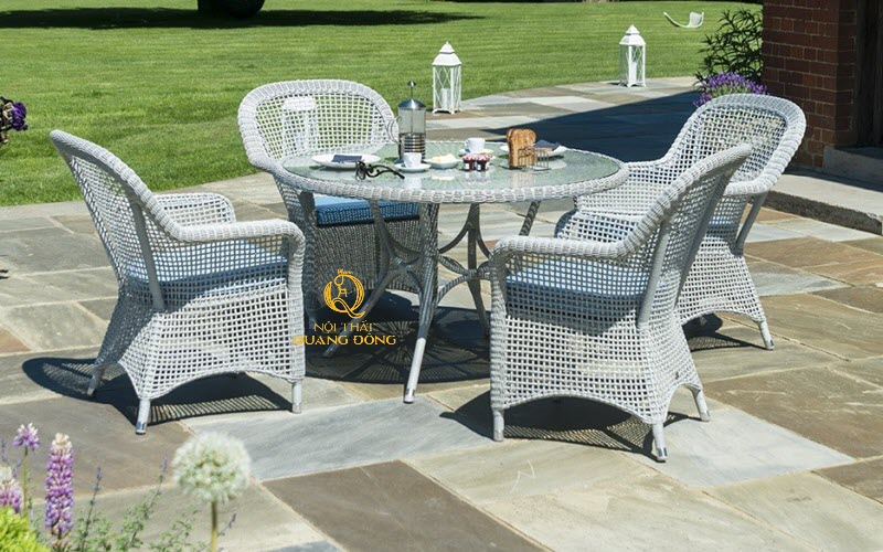 Biến sân thượng thành không gian thư giãn với bàn ghế mây nhựa