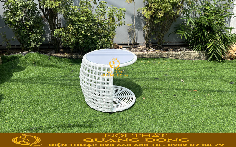 Bàn phụ mây nhựa dáng chữ C tiện lợi đi kèm cùng ghế tắm nắng QD-587