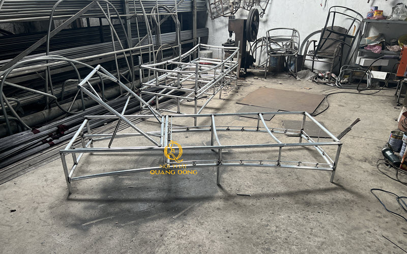 Khung ghế hồ bơi được làm từ thép sơn tĩnh điện bền bỉ