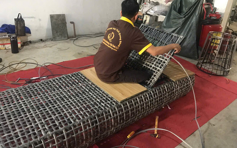 Ghế tắm nắng được hoàn thiện bởi đôi bàn tay khéo léo của nghệ nhân