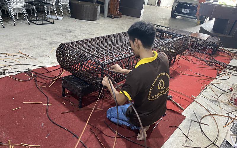 Ghế hồ bơi mây nhựa được đan lại tại Xưởng Nội Thất Quang Đông