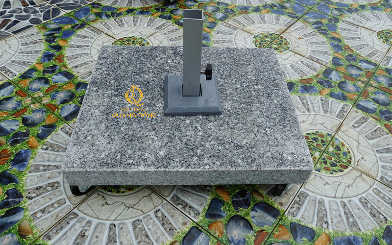 Đế dù bằng đá Granite nặng, chắc chắn, ổn định ở không gian ngoài trời