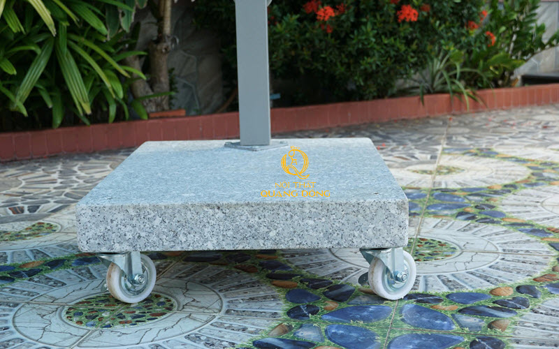 Đế dù lệch tâm chắc chắn, giúp việc di chuyển dễ dàng