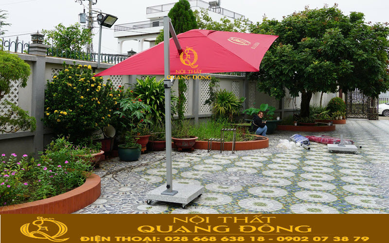 Dù nghiêng lệch tâm vuông 2.5 mét thiết kế bánh xe dễ dàng di chuyển