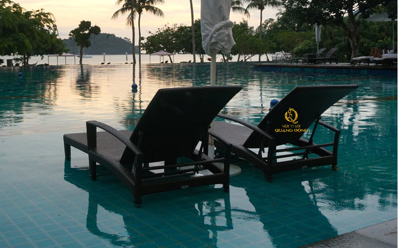 Ghế hồ bơi sử dụng chất liệu bền bỉ, có thể ngâm dưới hồ bơi