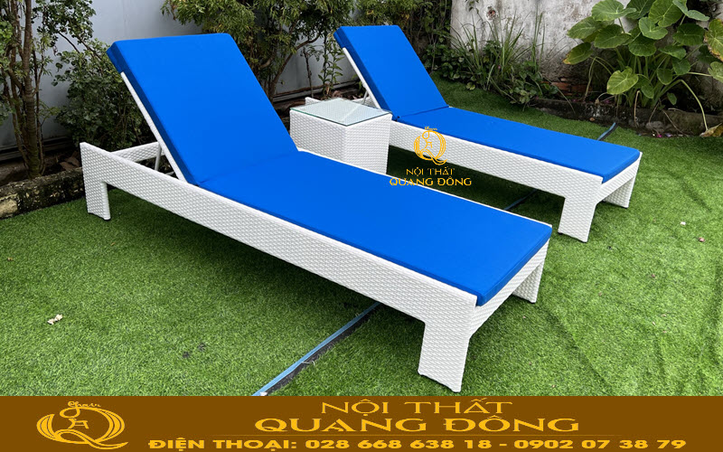 Ghế hồ bơi mây nhựa nổi bật ở không gian ngoài trời
