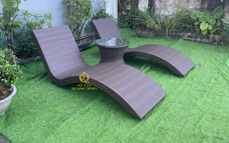 Mẫu ghế hồ bơi mây nhựa mang gam màu nâu giả gỗ mộc mạc