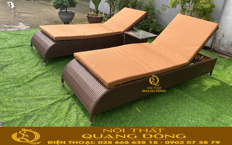 Ghế hồ bơi với gam màu cam nổi bật, sang trọng