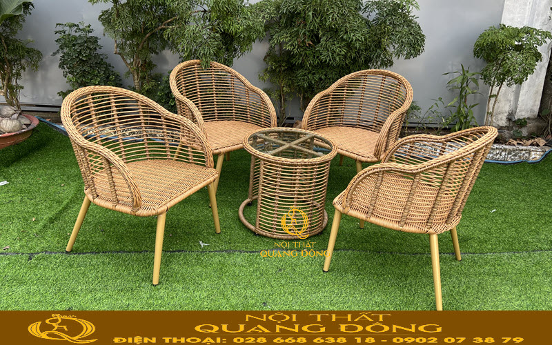 Bàn ghế mây nhựa tạo điểm nhấn cho không gian quán cafe