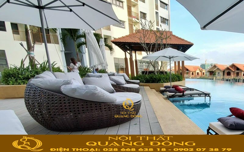 Giường tắm nắng QD-512 sang trọng khi đặt cạnh hồ bơi
