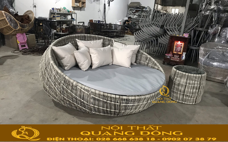 giường tắm nắng được làm từ khung kim loại chắc chắn