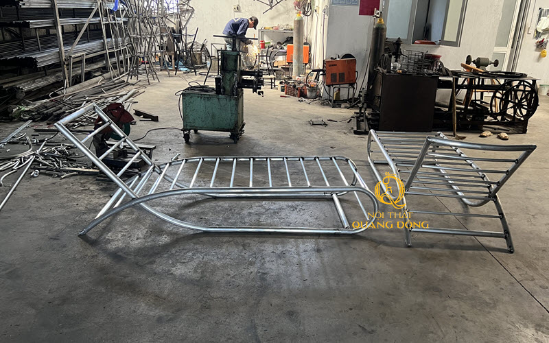 Ghế tắm nắng được làm từ khung kim loại chắc chắn, bền bỉ