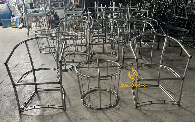 Sử dụng khung kim loại sơn tĩnh điện bền bỉ