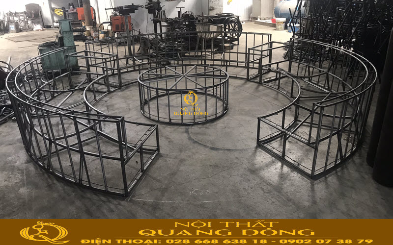 Khung kim loại sơn tĩnh điện chịu lức tốt, giữ dáng ổn định khi sử dụng