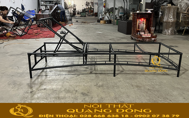 Khung kim loại sơn tĩnh điện giúp ghế bền bỉ hơn khi tiếp xúc với hồ bơi