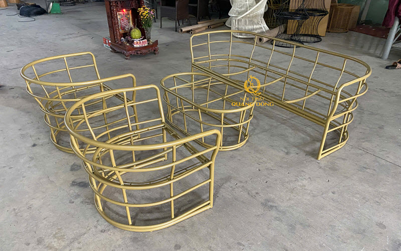Khung thép sơn tĩnh điện bền chắc của sofa giả mây QD-684