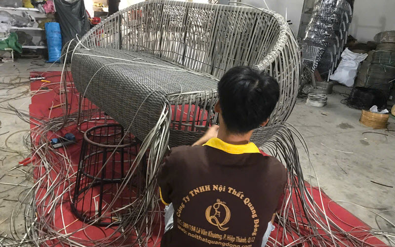 Từng sợi mây được người thợ đan tay thủ công tỉ mỉ