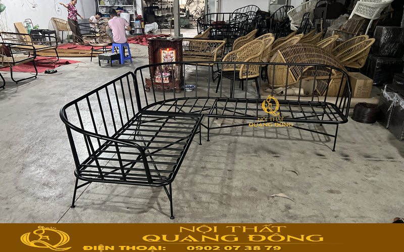 Khung kim loại chắc chắn, đảm bảo an toàn khi sử dụng