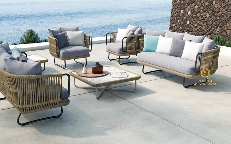 Sofa mây nhựa có khả nắng chống chịu nắng mưa tốt hơn so với mây tre tự nhiên