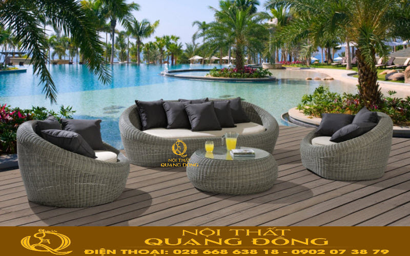 Sofa mây nhựa sang trọng, hiện đại nổi bật bên cạnh hồ bơi