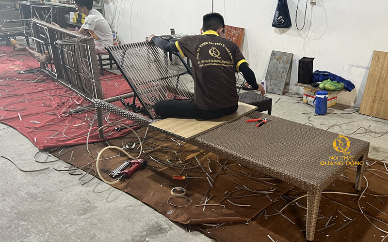 Ghế tắm nắng được người thợ đan thủ công tỉ mỉ